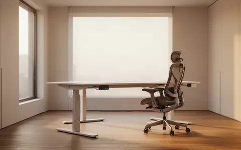 Ein heller, minimalistischer und barrierefrei gestalteter Büroraum mit einem höhenverstellbaren Schreibtisch. - Foto: über boerse-global.de