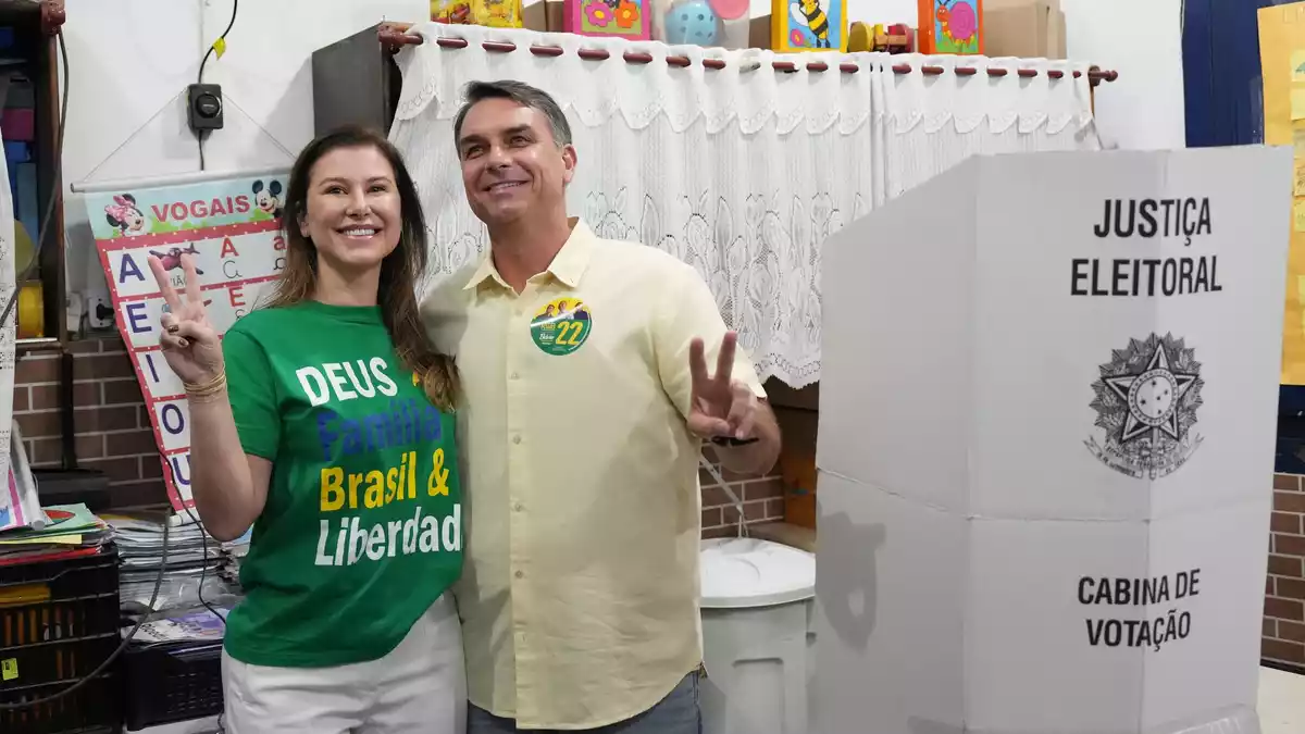 Präsidentschaftskandidat Flávio Bolsonaro gibt seine Stimme ab. - Bild: Silvia Izquierdo/AP/dpa