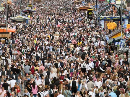 Millionen Besucher zog es auch in diesem Jahr wieder auf die Wiesn. - Foto: Felix Hörhager/dpa