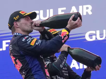 Auf diesen Sieg musste Verstappen länger warten.  - Foto: Aijaz Rahi/AP/dpa