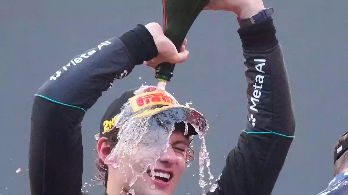 Platz zwei - und damit der nächste große Schritt zum WM-Titel für Antonelli. - Bild: Aijaz Rahi/AP/dpa