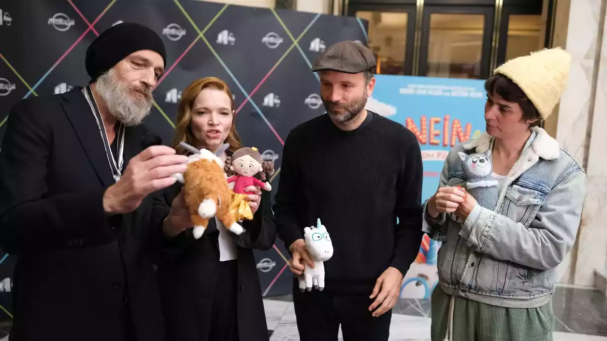 Der Cast des Films «Das NEINhorn» war bei der Premiere dabei. - Bild: Sebastian Willnow/ dpa/dpa