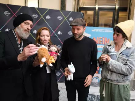 Der Cast des Films «Das NEINhorn» war bei der Premiere dabei. - Foto: Sebastian Willnow/ dpa/dpa