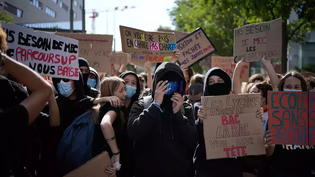 Trotz der Gewaltexzesse finden die Schülerproteste breite Unterstützung. (Archivbild) - Bild: Laurent Cipriani/AP/dpa