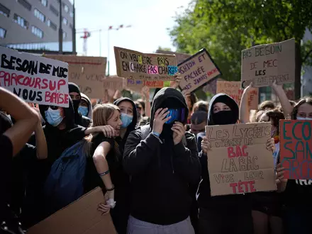 Trotz der Gewaltexzesse finden die Schülerproteste breite Unterstützung. (Archivbild) - Foto: Laurent Cipriani/AP/dpa