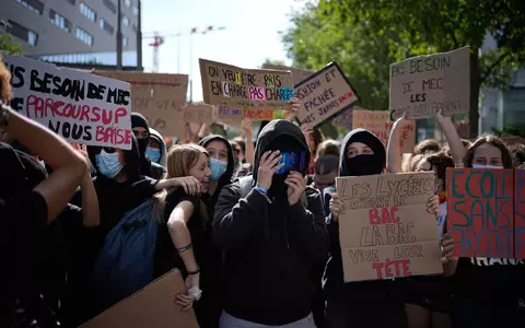 Trotz der Gewaltexzesse finden die Schülerproteste breite Unterstützung. (Archivbild) - Foto: Laurent Cipriani/AP/dpa