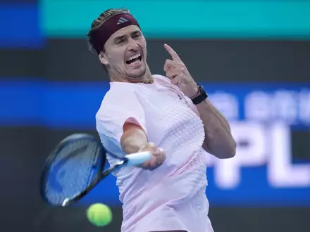 Alexander Zverev kassiert eine bittere Niederlage gegen Novak Djokovic. - Foto: Achmad Ibrahim/AP/dpa