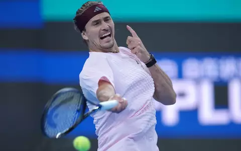 Alexander Zverev kassiert eine bittere Niederlage gegen Novak Djokovic.  - Foto: Achmad Ibrahim/AP/dpa