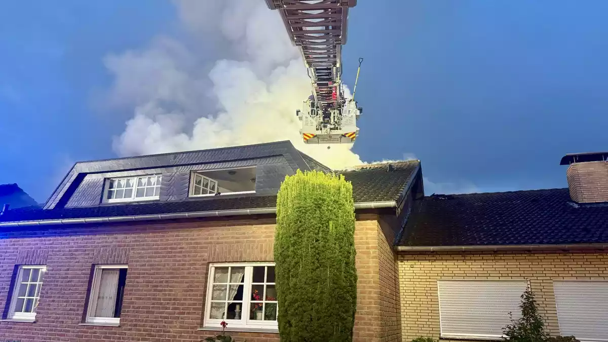 FW Niederkrüchten: Feuerwehr löscht Dachstuhlbrand in Niederkrüchten / Brand beschädigt zwei Haushälften, verletzt wurde niemand - Bild: presseportal.de