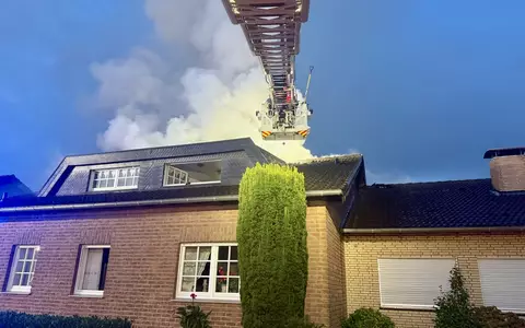 FW Niederkrüchten: Feuerwehr löscht Dachstuhlbrand in Niederkrüchten / Brand beschädigt zwei Haushälften, verletzt wurde niemand - Foto: presseportal.de