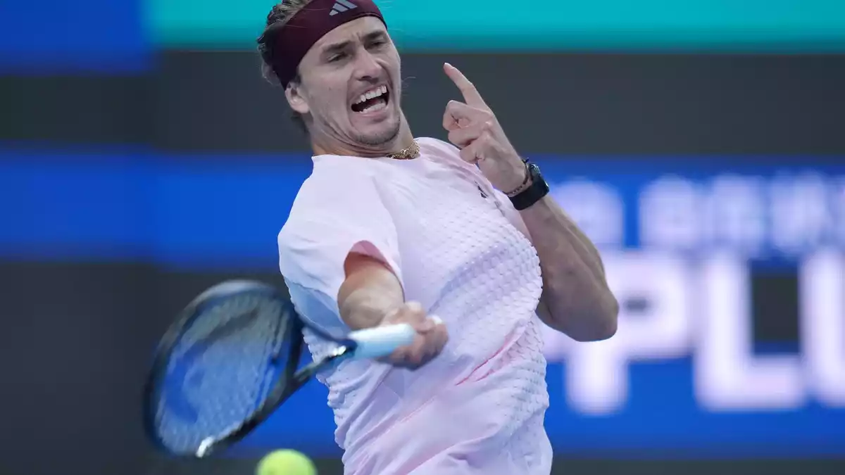 Alexander Zverev verlor in Peking-Viertelfinale gegen Novak Djokovic. - Bild: Achmad Ibrahim/AP/dpa