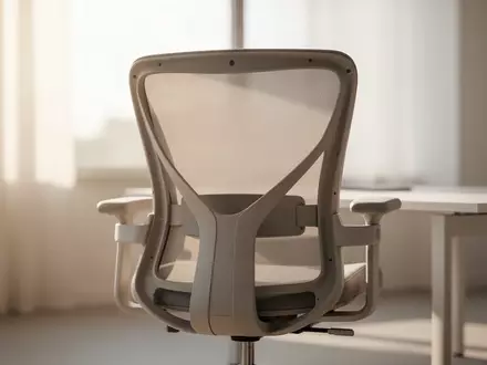Ein ergonomischer Bürostuhl in einem hellen, lichtdurchfluteten Raum als Symbol für rückengerechtes Arbeiten. - Foto: über boerse-global.de