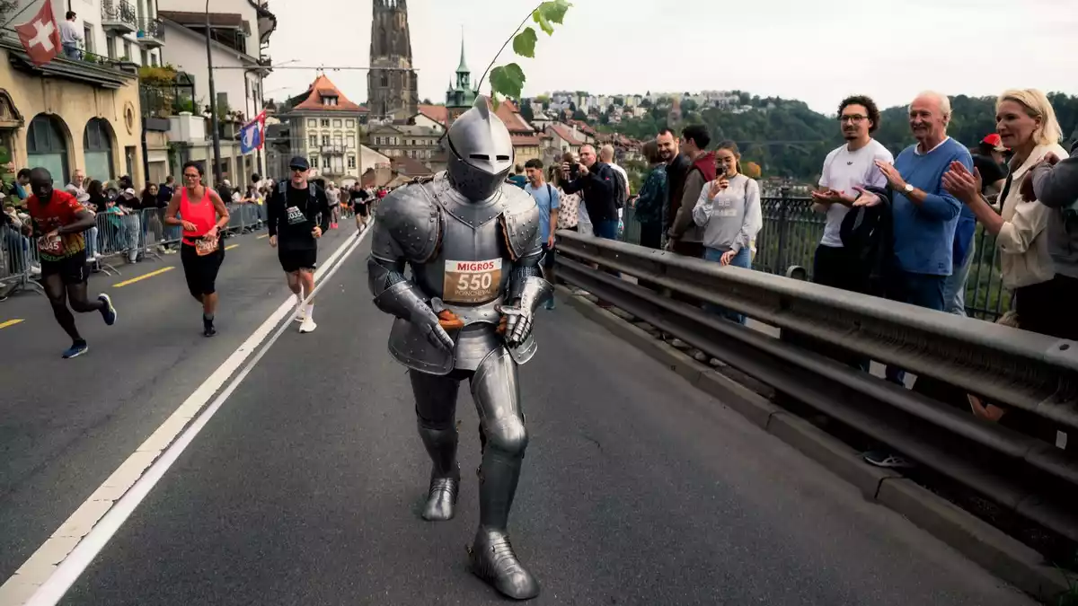 In 34 Kilo Rüstung von Murten nach Freiburg - ein Ritter läuft Geschichte - Bild: presseportal.de