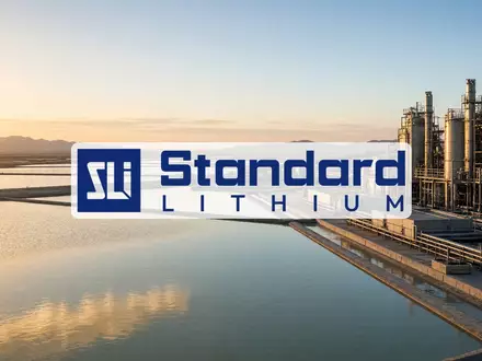 Moderne Lithium-Extraktionsanlage bei Sonnenuntergang als Symbol für industrielle Finanzierung und Rohstoffgewinnung. - Foto: über boerse-global.de