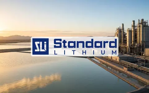 Moderne Lithium-Extraktionsanlage bei Sonnenuntergang als Symbol für industrielle Finanzierung und Rohstoffgewinnung. - Foto: über boerse-global.de