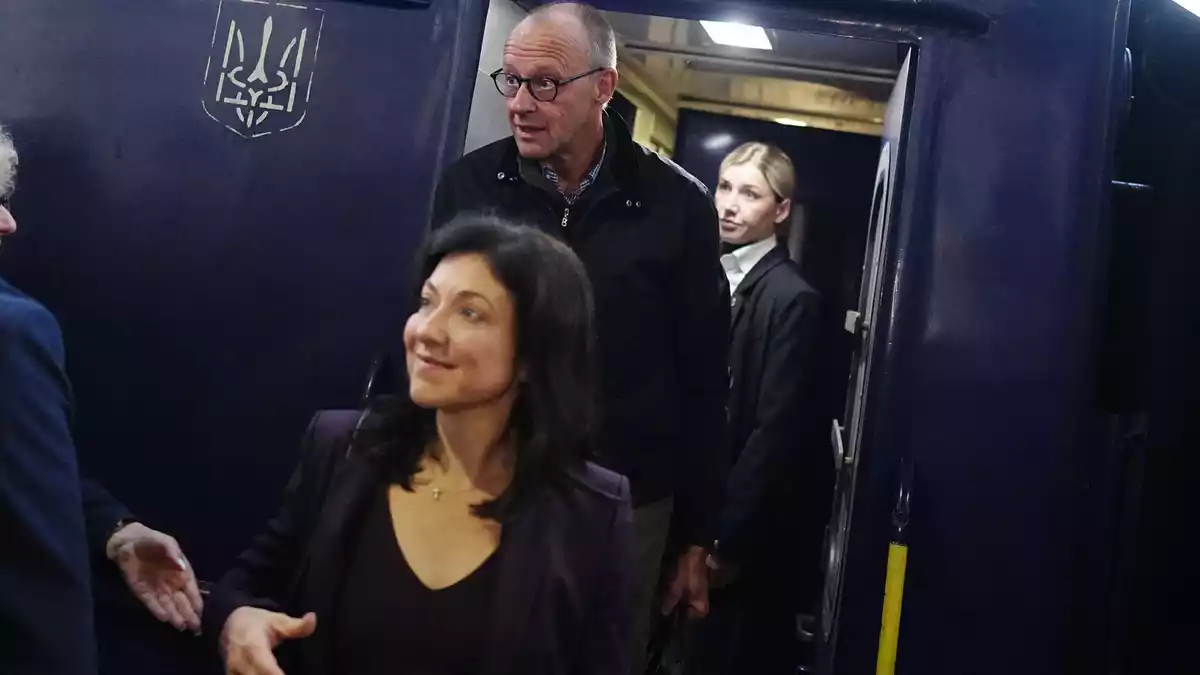 Auch Wirtschaftsministerin Katherina Reiche und zehn Unternehmer aus den Bereichen Rüstung und Energie reisten mit Merz nach Kiew. - Bild: Kay Nietfeld/dpa