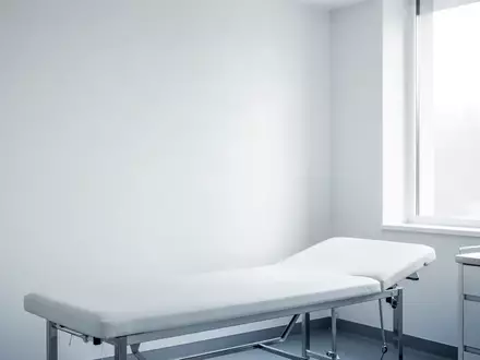 Ein minimalistisch gestalteter, heller Untersuchungsraum in einer medizinischen Einrichtung. - Foto: über boerse-global.de