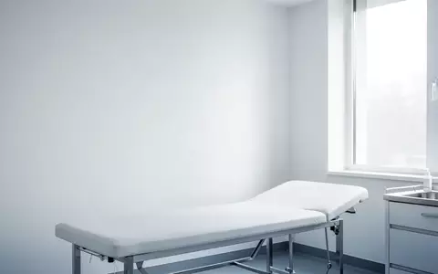 Ein minimalistisch gestalteter, heller Untersuchungsraum in einer medizinischen Einrichtung. - Foto: über boerse-global.de