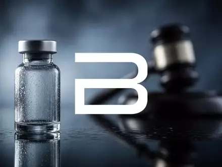 Abstrakte Darstellung einer pharmazeutischen Laborampulle vor einer unscharfen Silhouette eines Richters-Hammers. - Foto: über boerse-global.de