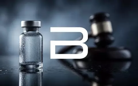 Abstrakte Darstellung einer pharmazeutischen Laborampulle vor einer unscharfen Silhouette eines Richters-Hammers. - Foto: über boerse-global.de