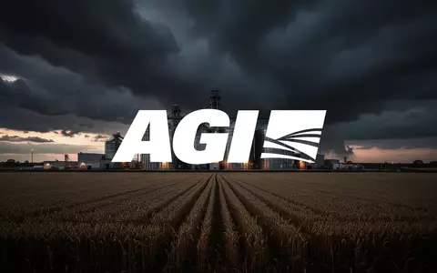 Düstere, industrielle Agrarlandschaft bei Dämmerung mit modernen Silos vor einem stürmischen Himmel. - Foto: über boerse-global.de