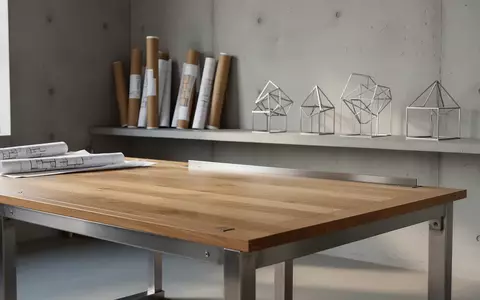 Ein minimalistisches, helles Industriedesign-Studio mit einem leeren Arbeitstisch aus Eichenholz und Stahl in einer ruhigen Umgebung. - Foto: über boerse-global.de