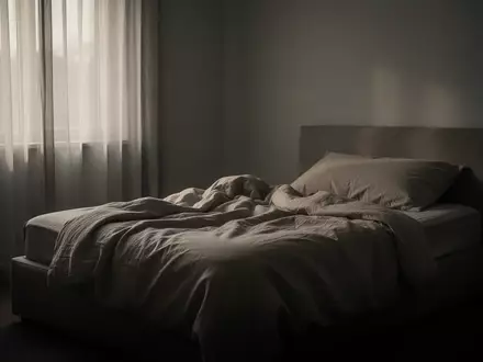 Ein ruhiges, minimalistisches Schlafzimmer mit einem ungemachten Bett in sanftem, natürlichem Tageslicht. - Foto: über boerse-global.de