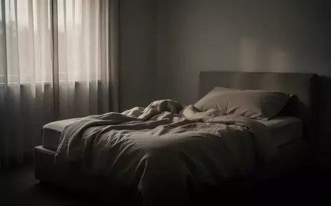 Ein ruhiges, minimalistisches Schlafzimmer mit einem ungemachten Bett in sanftem, natürlichem Tageslicht. - Foto: über boerse-global.de