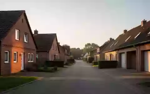 Eine ruhige Wohnstraße in einer ländlichen Region mit Backsteinhäusern im goldenen Licht der Abendsonne. - Foto: über boerse-global.de