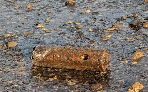 FW-NE: Brennende Phosphor-Brandbombe am Rheinufer | Niedrigwasser sorgte für Entzündung - Foto: presseportal.de