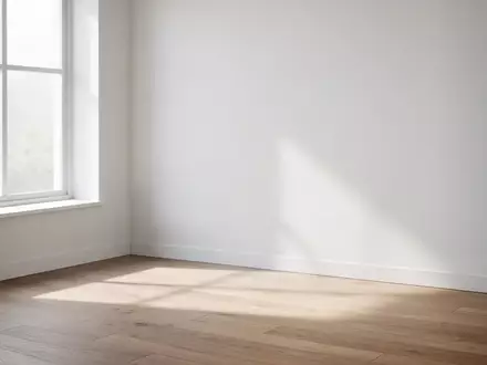 Ein minimalistischer, lichtdurchfluteter Raum mit sanften Schatten, der Ruhe und Klarheit ausstrahlt. - Foto: über boerse-global.de