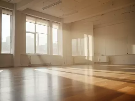 Ein heller, minimalistischer Übungsraum mit Holzboden und einfallendem Sonnenlicht in einer ruhigen, leeren Umgebung. - Foto: über boerse-global.de