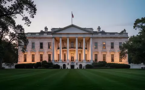 Das Weiße Haus in Washington D.C. während der Dämmerung, aufgenommen aus einer weiten Perspektive über den Rasen. - Foto: über boerse-global.de