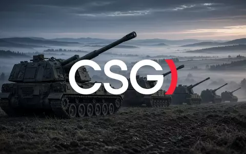 Militärische Artilleriefahrzeuge in einer nebligen Landschaft bei Sonnenaufgang. - Foto: über boerse-global.de
