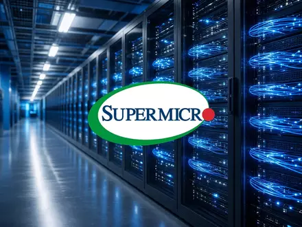 Moderne Server-Infrastruktur in einem Rechenzentrum mit leuchtenden Glasfaserkabeln als Symbol für KI-Systeme. - Foto: über boerse-global.de