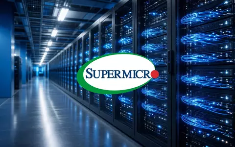 Moderne Server-Infrastruktur in einem Rechenzentrum mit leuchtenden Glasfaserkabeln als Symbol für KI-Systeme. - Foto: über boerse-global.de