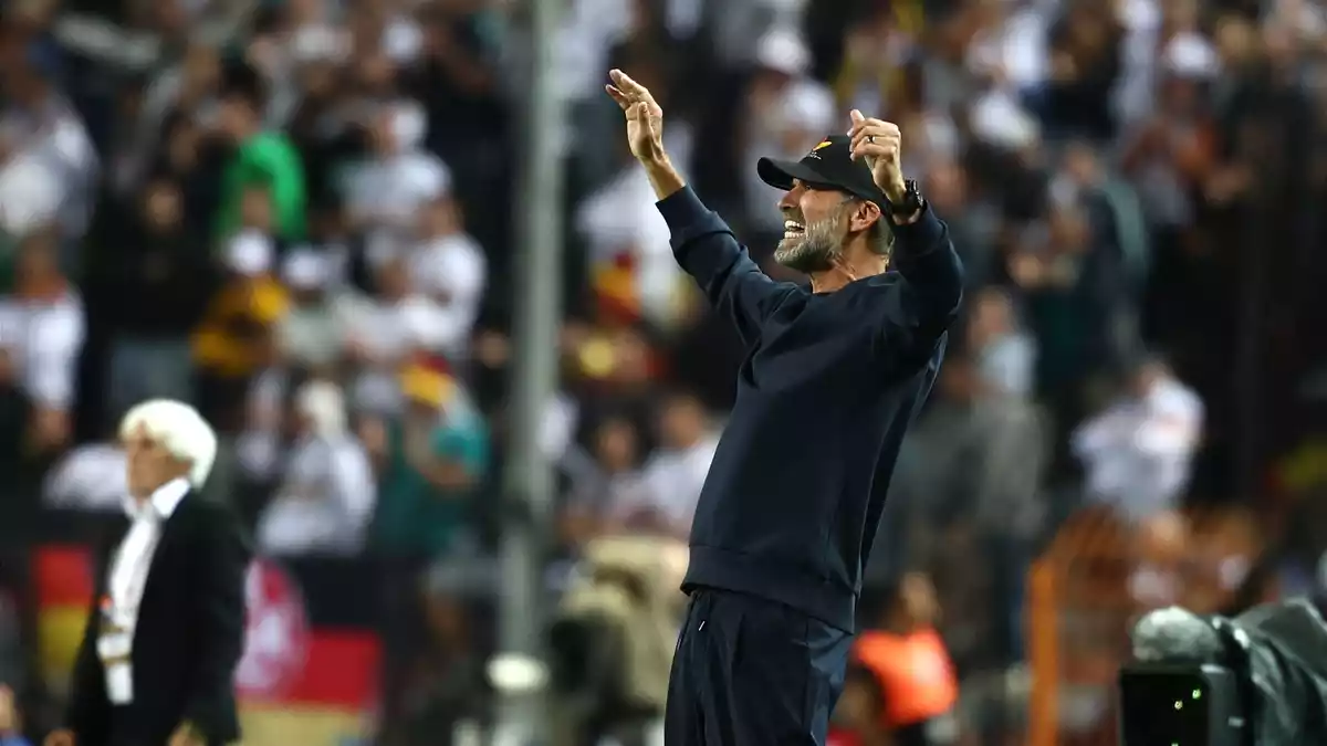 Jürgen Klopp in Aktion am Spielfeldrand.  - Bild: Christian Charisius/dpa