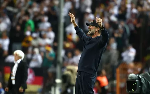 Jürgen Klopp in Aktion am Spielfeldrand.  - Foto: Christian Charisius/dpa