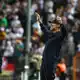 Jürgen Klopp in Aktion am Spielfeldrand.  - Bild: Christian Charisius/dpa