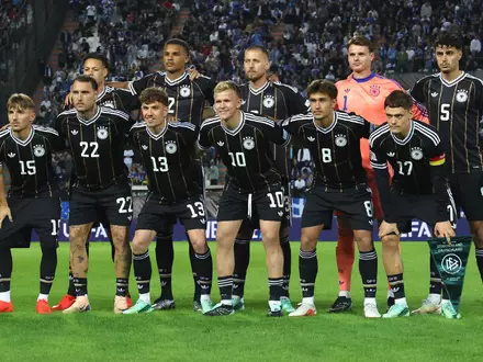 Für die Nationalmannschaft stand innerhalb einer Woche das zweite Spiel gegen Griechenland an.  - Foto: Christian Charisius/dpa