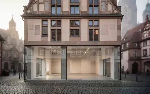 Ein renoviertes Gebäude in einer deutschen Kleinstadt, dessen Erdgeschoss nach einem Umbau nun als Sportstätte dient. - Foto: über boerse-global.de
