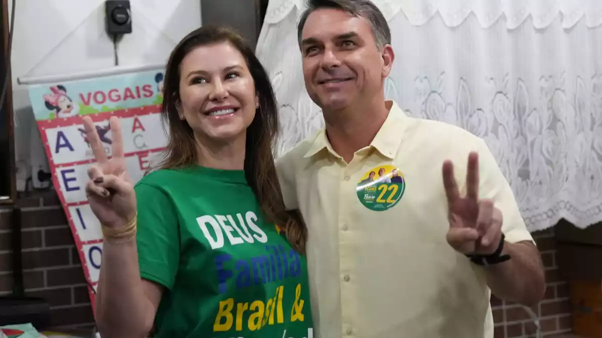 Präsidentschaftskandidat Flávio Bolsonaro gibt seine Stimme ab. - Bild: Silvia Izquierdo/AP/dpa