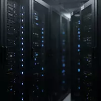 Dunkler Serverraum mit abstrakten Reihen von Netzwerkschränken und dezenten blauen Statusleuchten. - Foto: über boerse-global.de