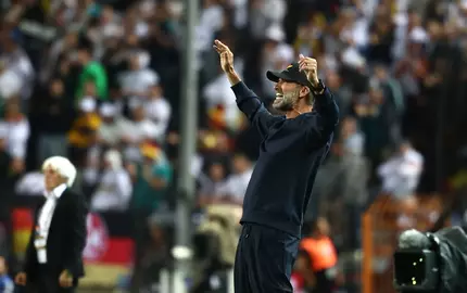 Jürgen Klopp in Aktion am Spielfeldrand.  - Foto: Christian Charisius/dpa