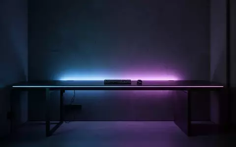 Ein minimalistischer, moderner Gaming-Bereich mit sanfter, bläulicher Beleuchtung an einer dunklen Wand. - Foto: über boerse-global.de