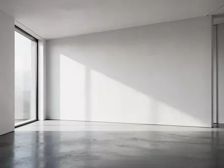 Ein minimalistischer, moderner Innenraum mit klaren Linien und weichem Tageslicht, das durch ein großes Fenster fällt. - Foto: über boerse-global.de