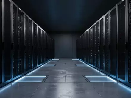 Modernes, minimalistisches Serverraum-Interieur mit dunklen Server-Racks und kühler, blauer Beleuchtung. - Foto: über boerse-global.de