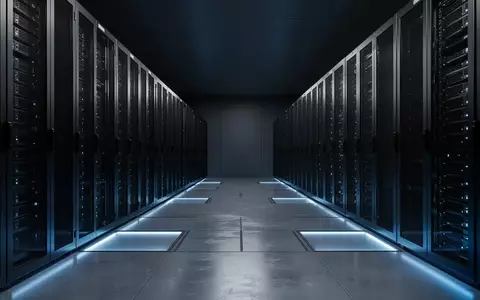 Modernes, minimalistisches Serverraum-Interieur mit dunklen Server-Racks und kühler, blauer Beleuchtung. - Foto: über boerse-global.de