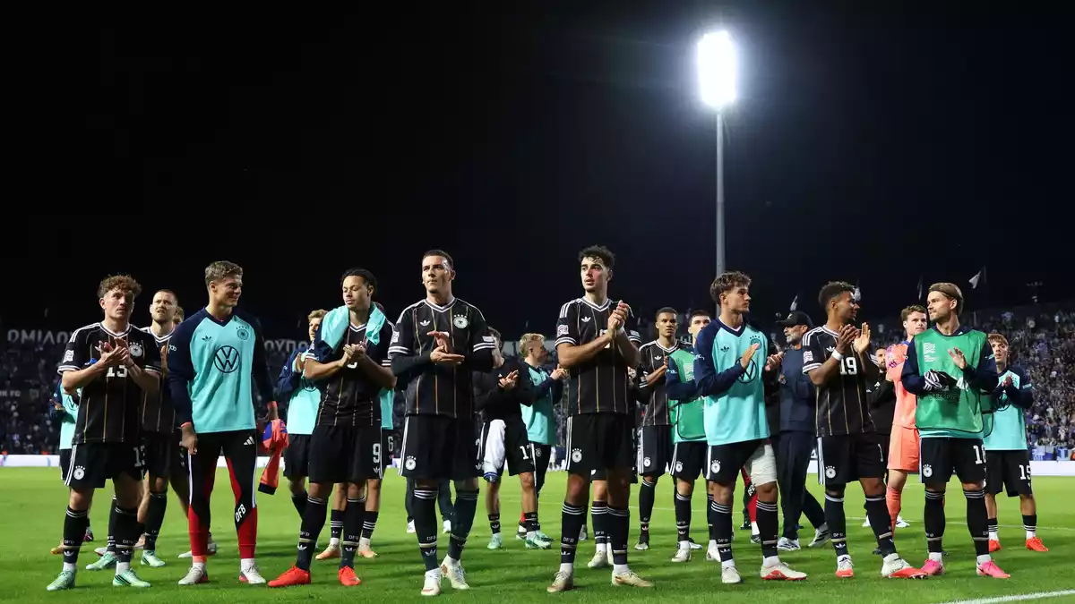 Die deutsche Nationalmannschaft nach dem 0:0 in Griechenland.  - Bild: Christian Charisius/dpa