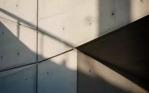 Minimalistische architektonische Texturen mit klaren Linien und Schattenwurf an einer modernen Betonwand. - Foto: über boerse-global.de
